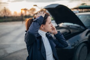 A woman after a car collision calling an Auto Accident Lawyer in Peoria I