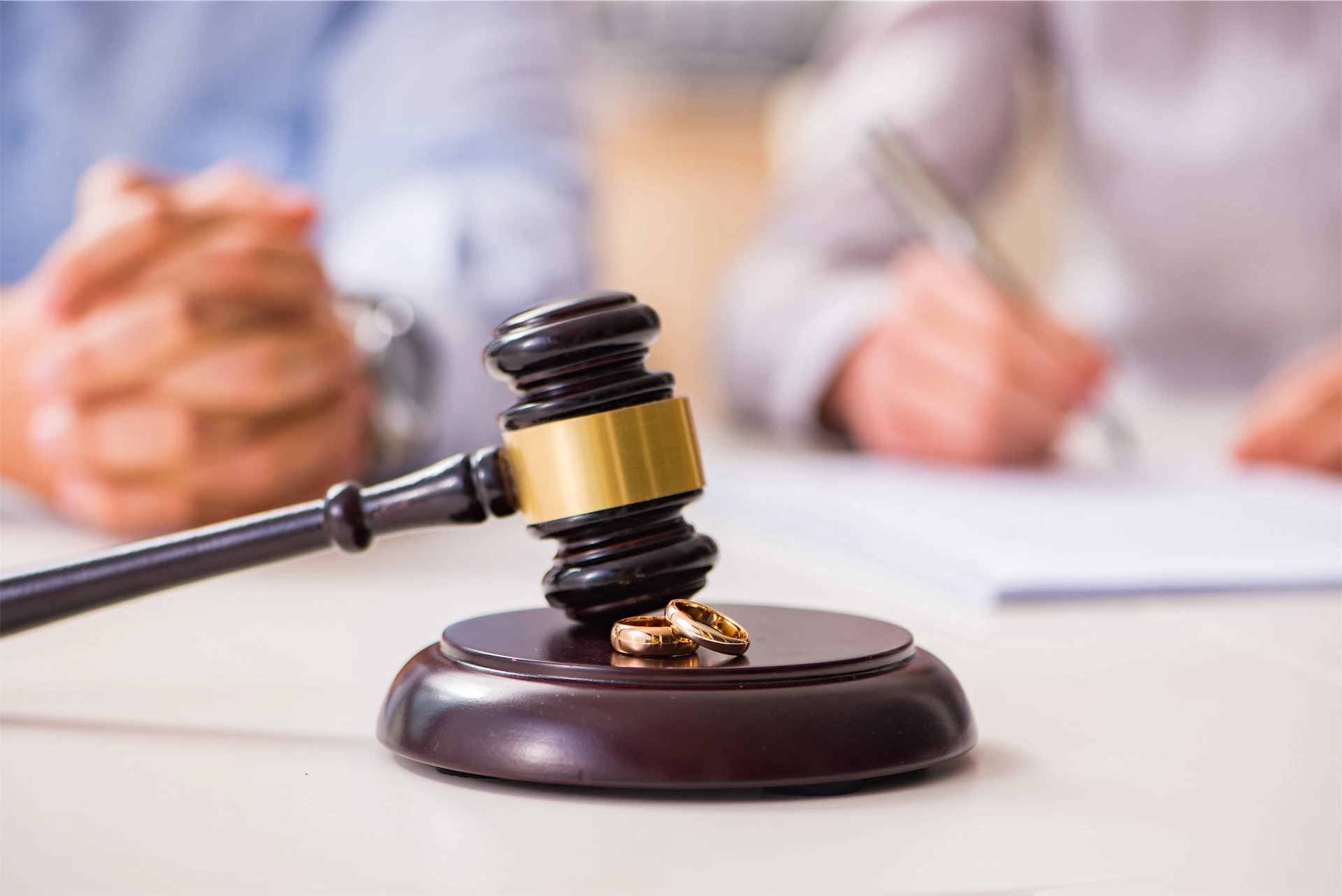 Image of Workers’ Compensation consultation between an injured employee and attorney